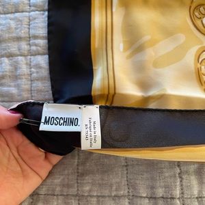 Moschino teddy bear silk scarf.
New!